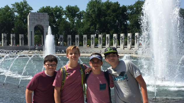 students in front of wwii memorial