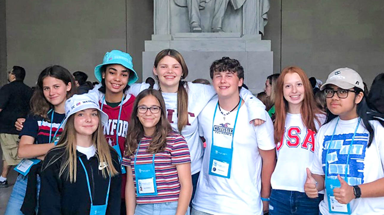 Students in front of the Lincoln memorial