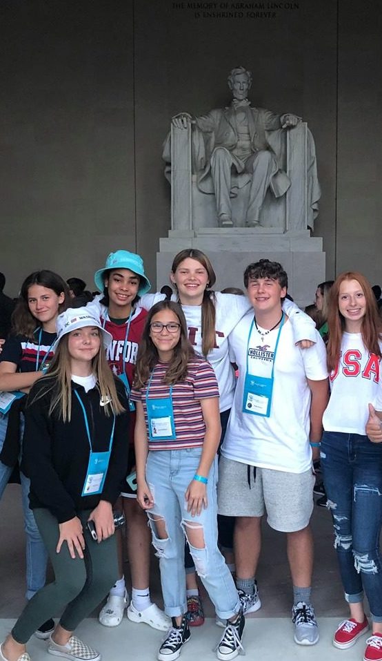 students in front of the Lincoln Memorial in Washington DC