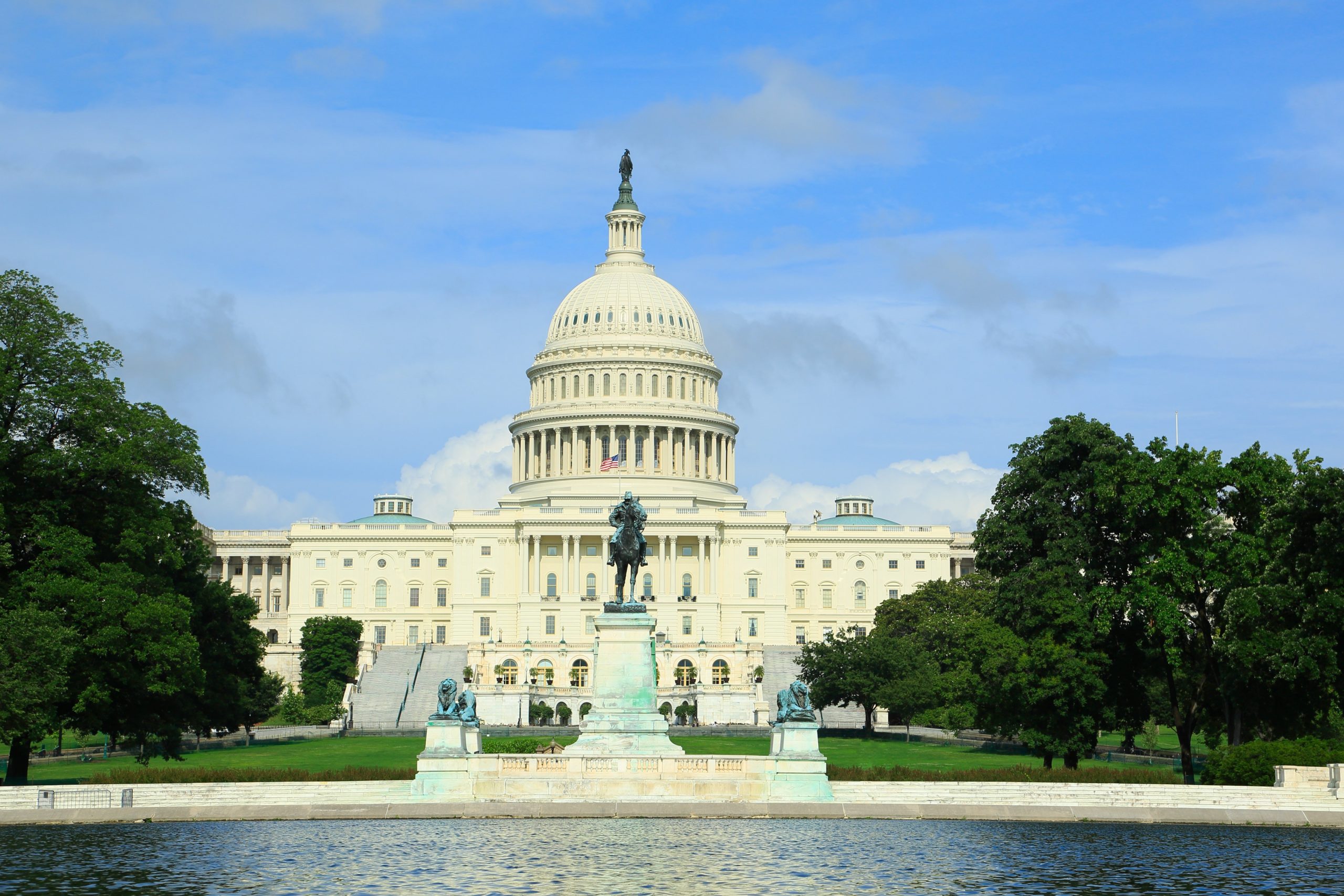 Picture of the US Capitol on a sunny day